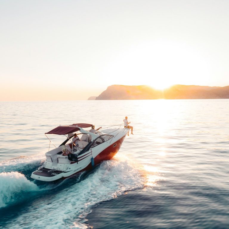 Sportboot auf dem Meer im Fahrt