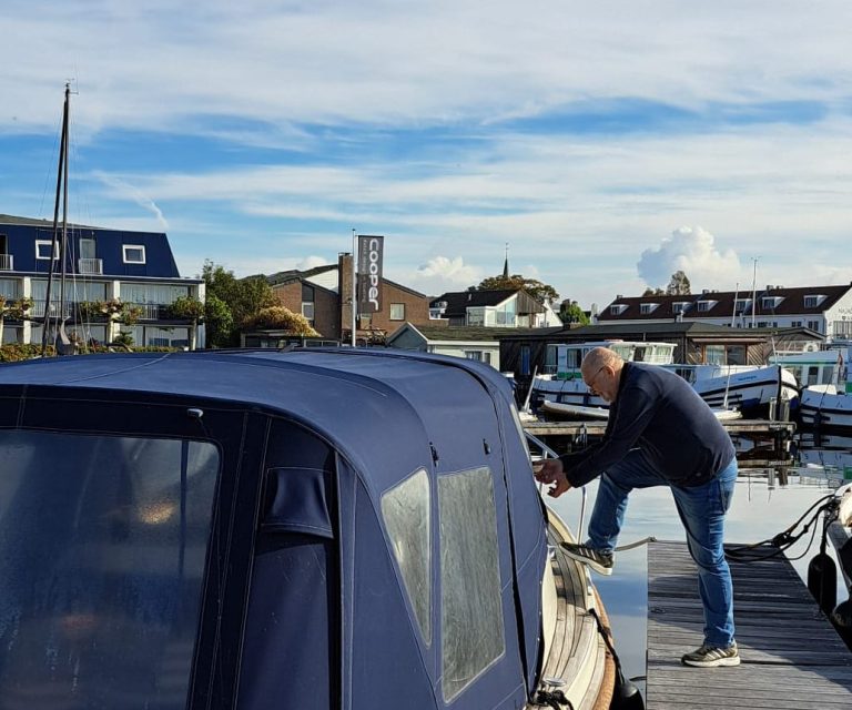 Kursleiter Wolfgang am Boot in Loosdrecht.